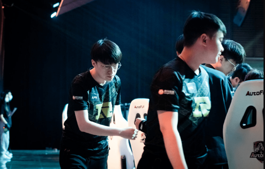 AYX-包含Uzi回归赛场,连败首场状态亮眼,加拿大队观众沸腾!的词条