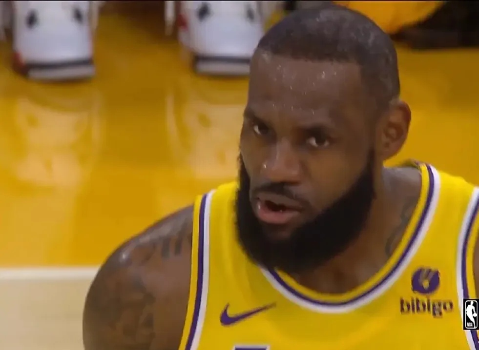 爱游戏-包含詹姆斯迎来二十赛季高光表现，快船球迷沸腾！的词条